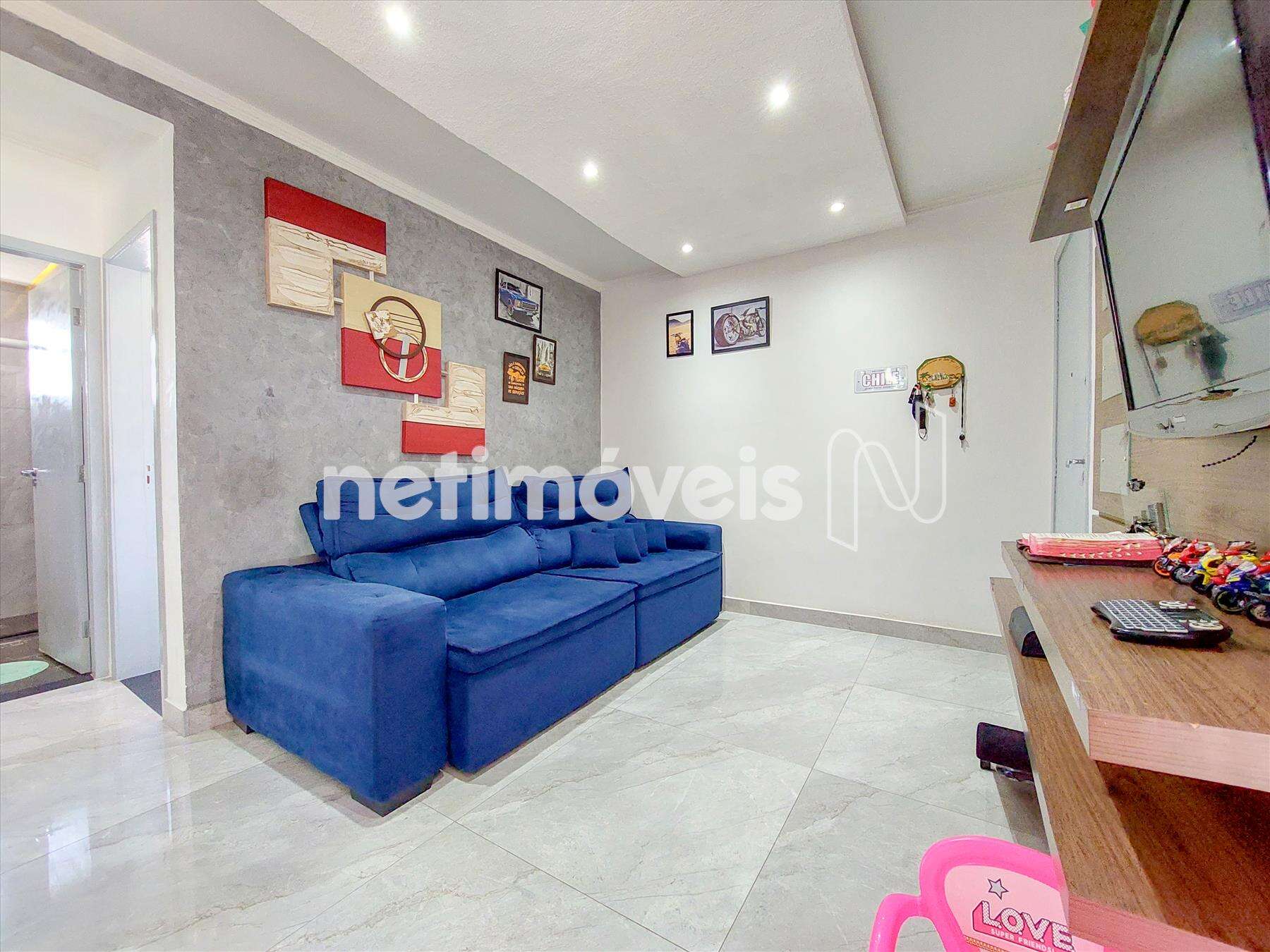 Sala com piso em porcelanato