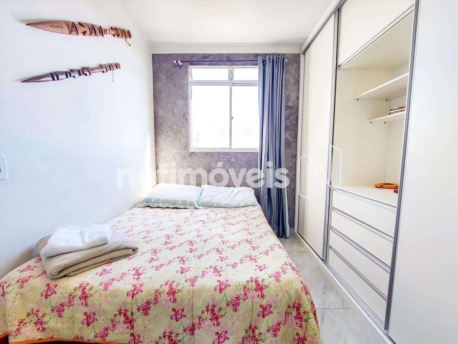 Quarto de casal com piso em porcelanato