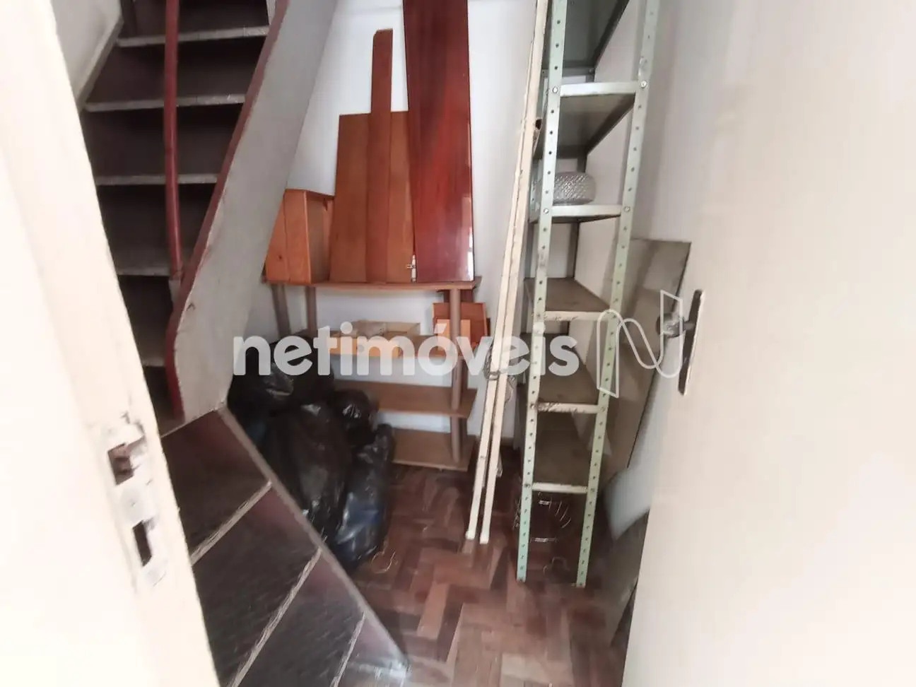Acesso para segundo piso no quarto empregada