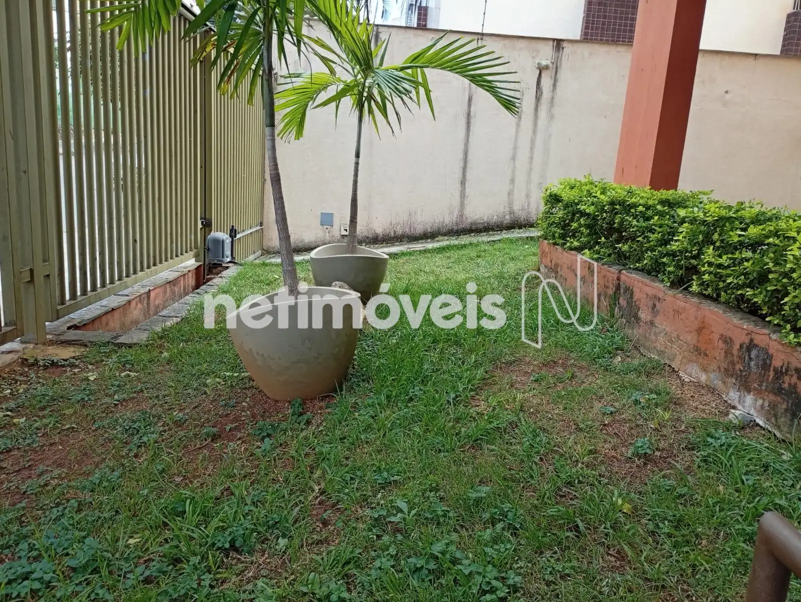 jardim na frente
