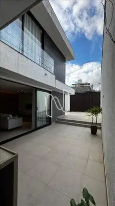 Área externa frente casa baixo foto inversa