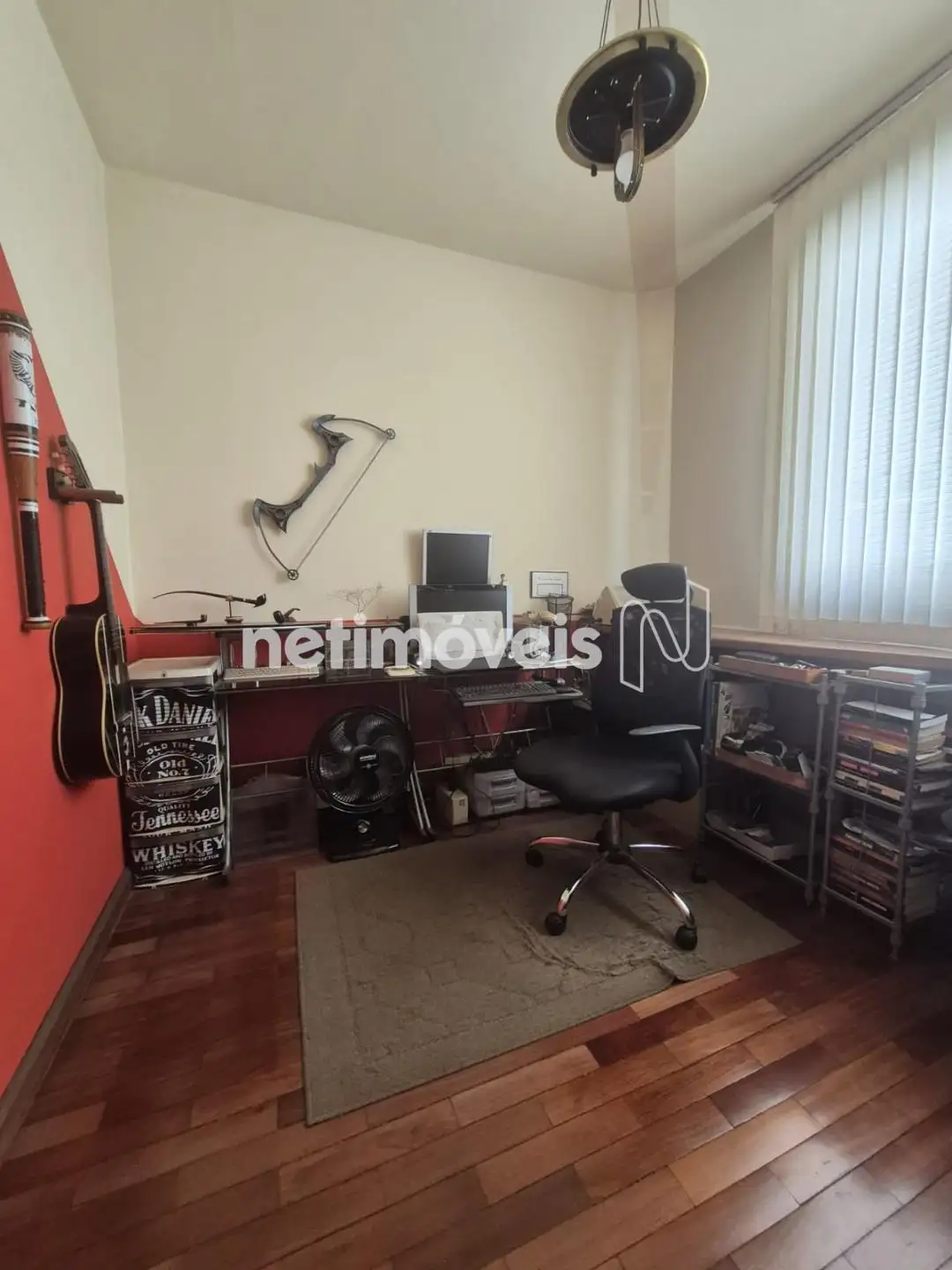 Quarto com bancada para escritório
