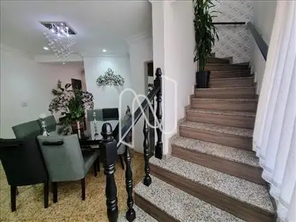 Escada de acesso para os quartos
