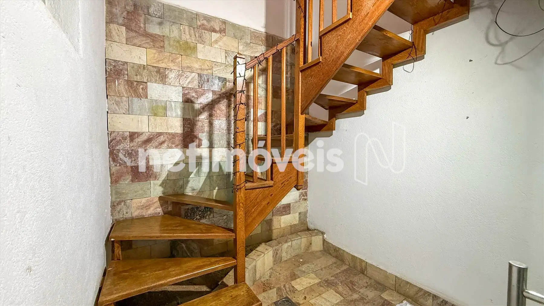 ESCADA DE ACESSO PARA O SEGUNDO PISO