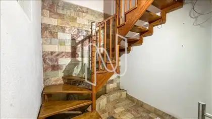  ESCADA DE ACESSO PARA O SEGUNDO PISO