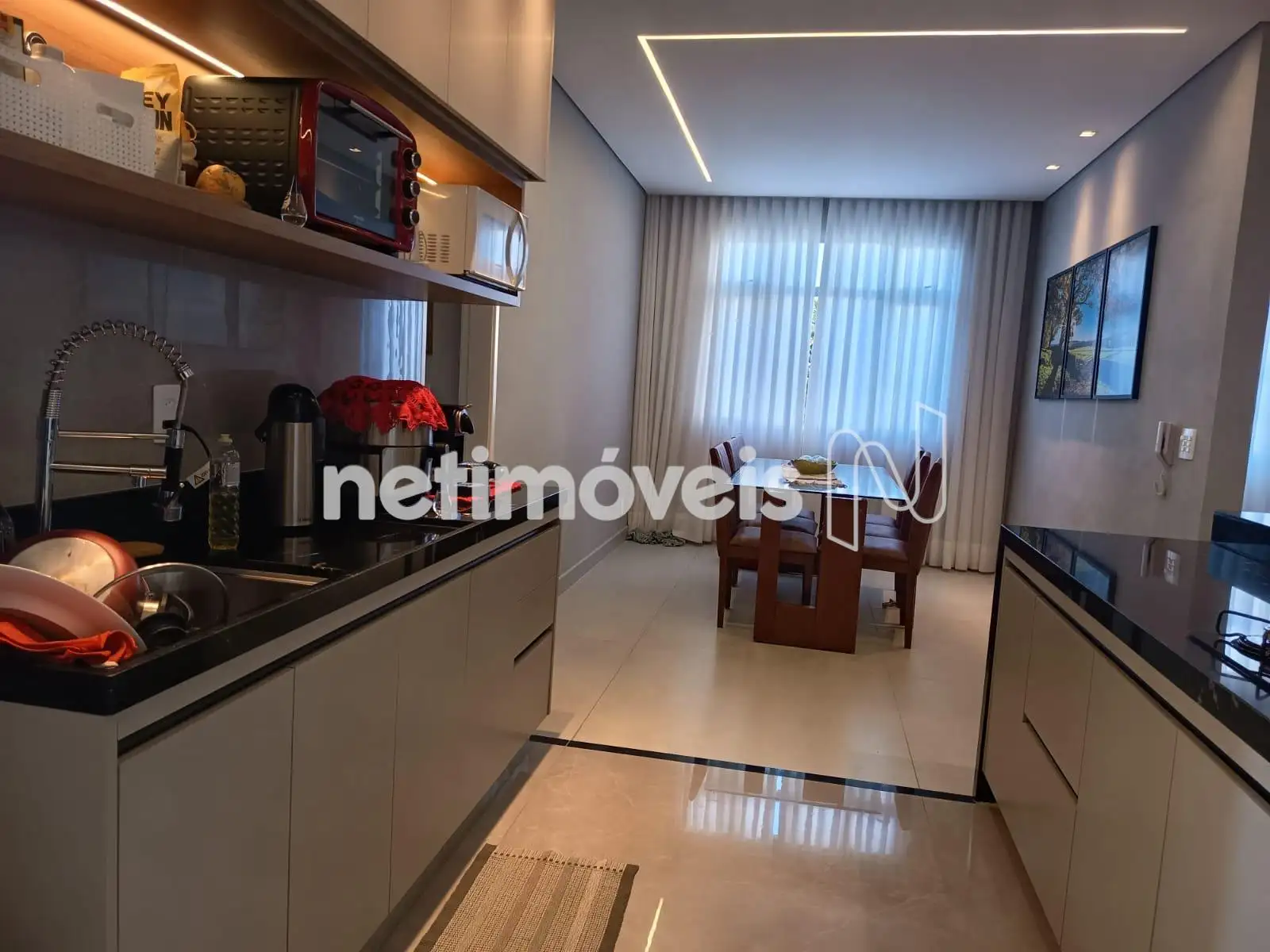 Vista  coixzinha prea  sala  jantar