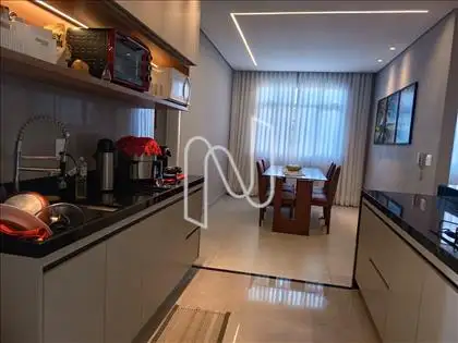 Vista  coixzinha prea  sala  jantar