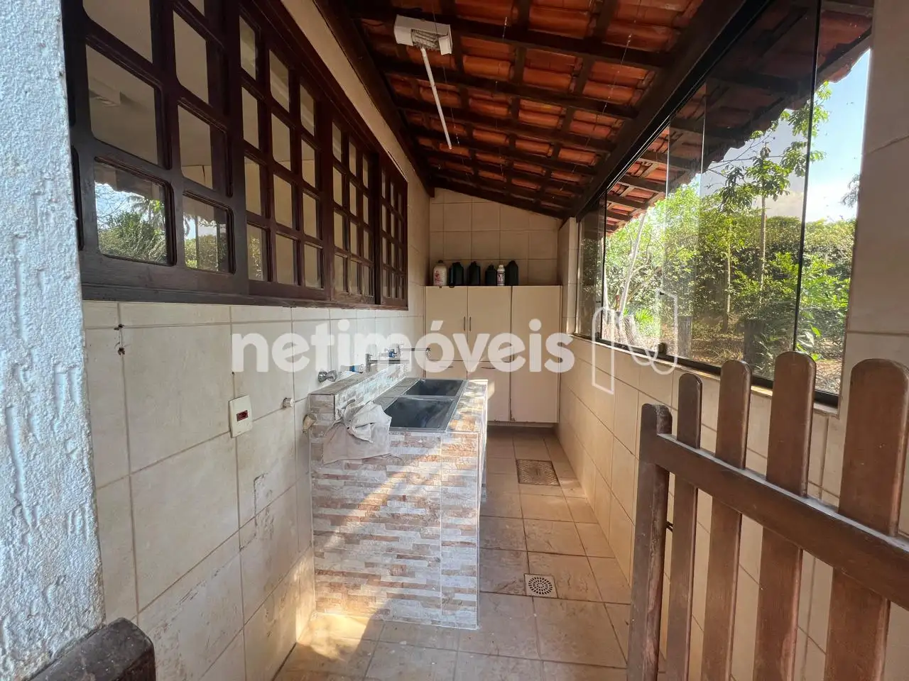 área de serviço com tanque de dois bojos 