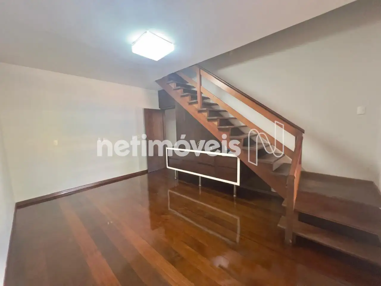 Vista lateral da escada 