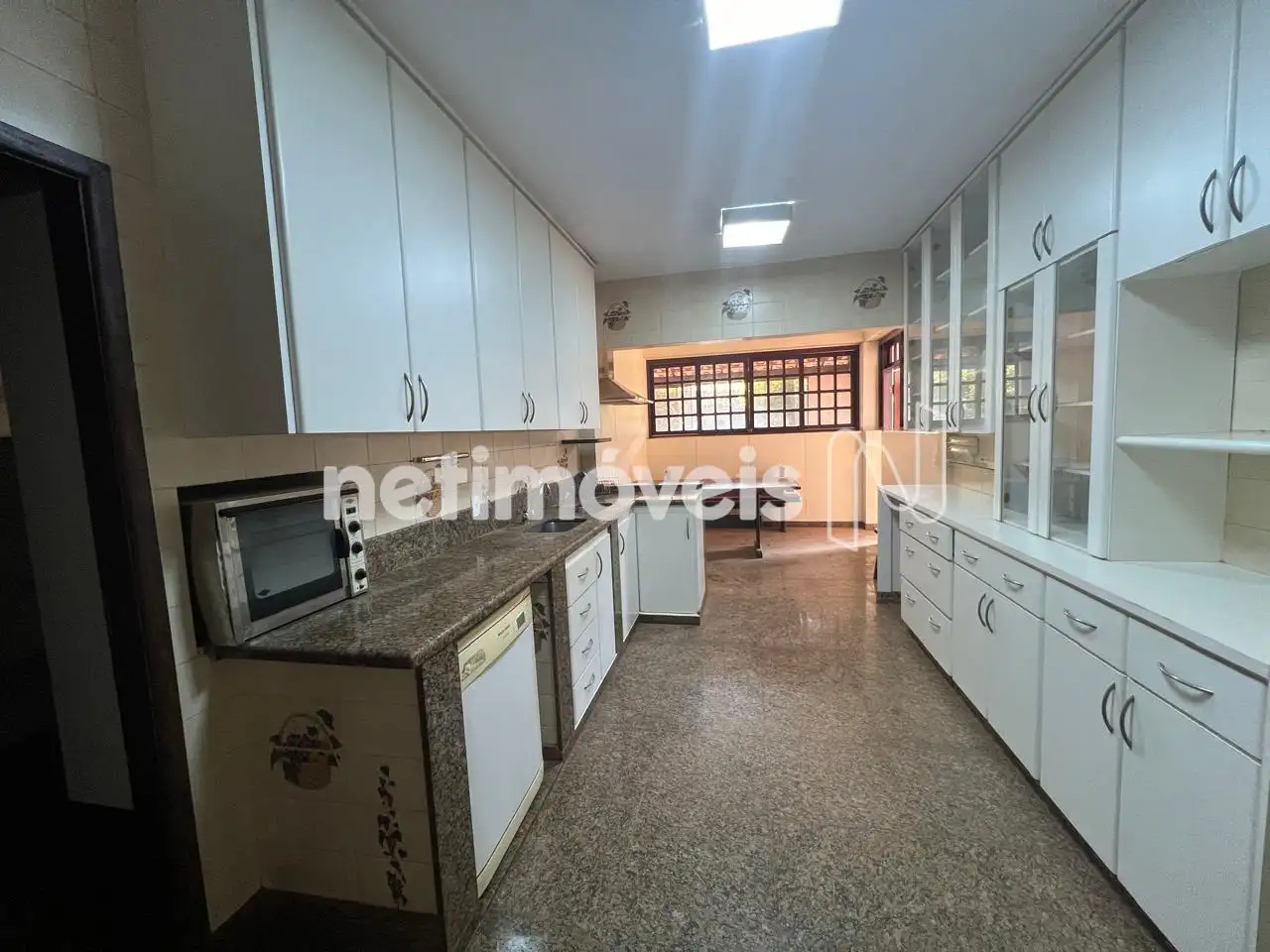 Cozinha espaçosa com armários embutidos 