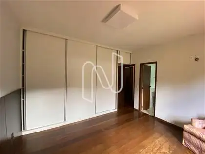 Quarto com armário embutido e tábua corrida 