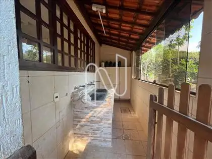 área de serviço com tanque de dois bojos 