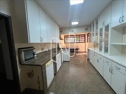Cozinha espaçosa com armários embutidos 
