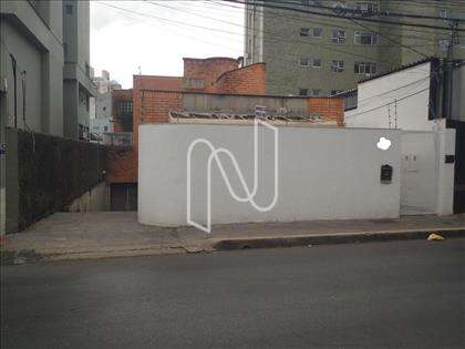 Fachada casa com 3 espaços comerciais