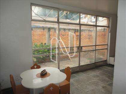 Espaço da sala com varanda