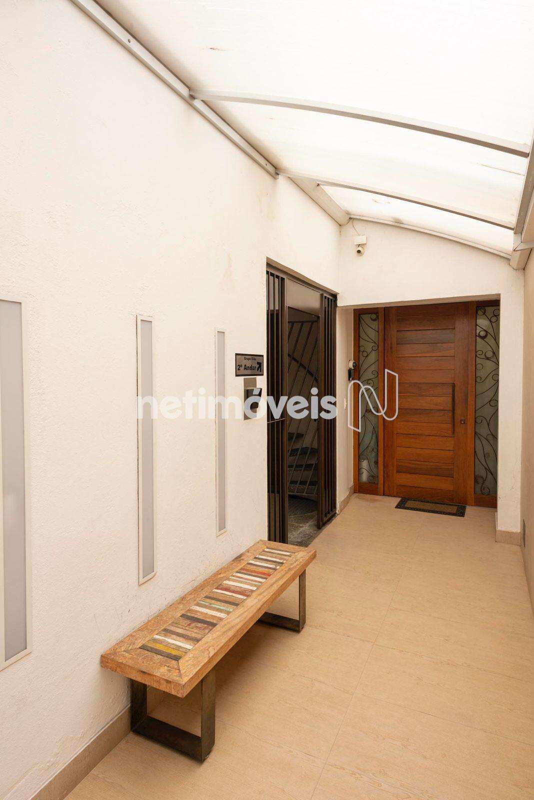 Entrada lateral para esse conjunto de salas.