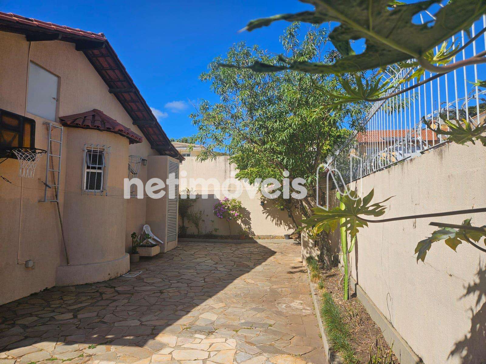 Quintal com churrasqueira