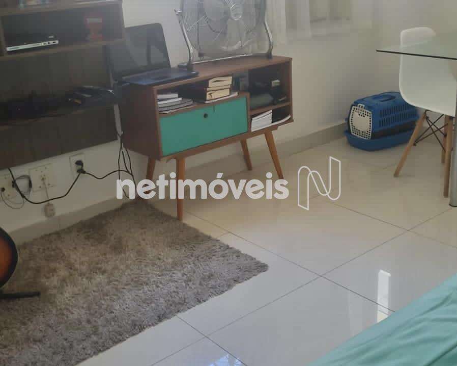 Sala com piso em porcelanato