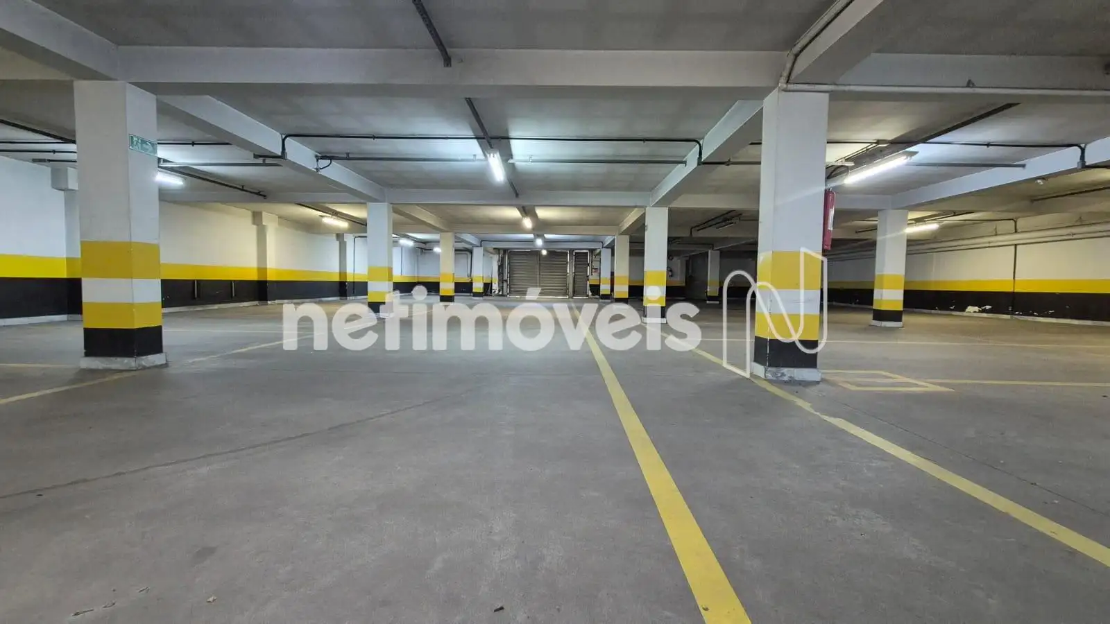Estacionamento. Cabem 30 carros