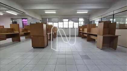 Salão com baias prédio administrativo