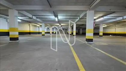 Estacionamento. Cabem 30 carros