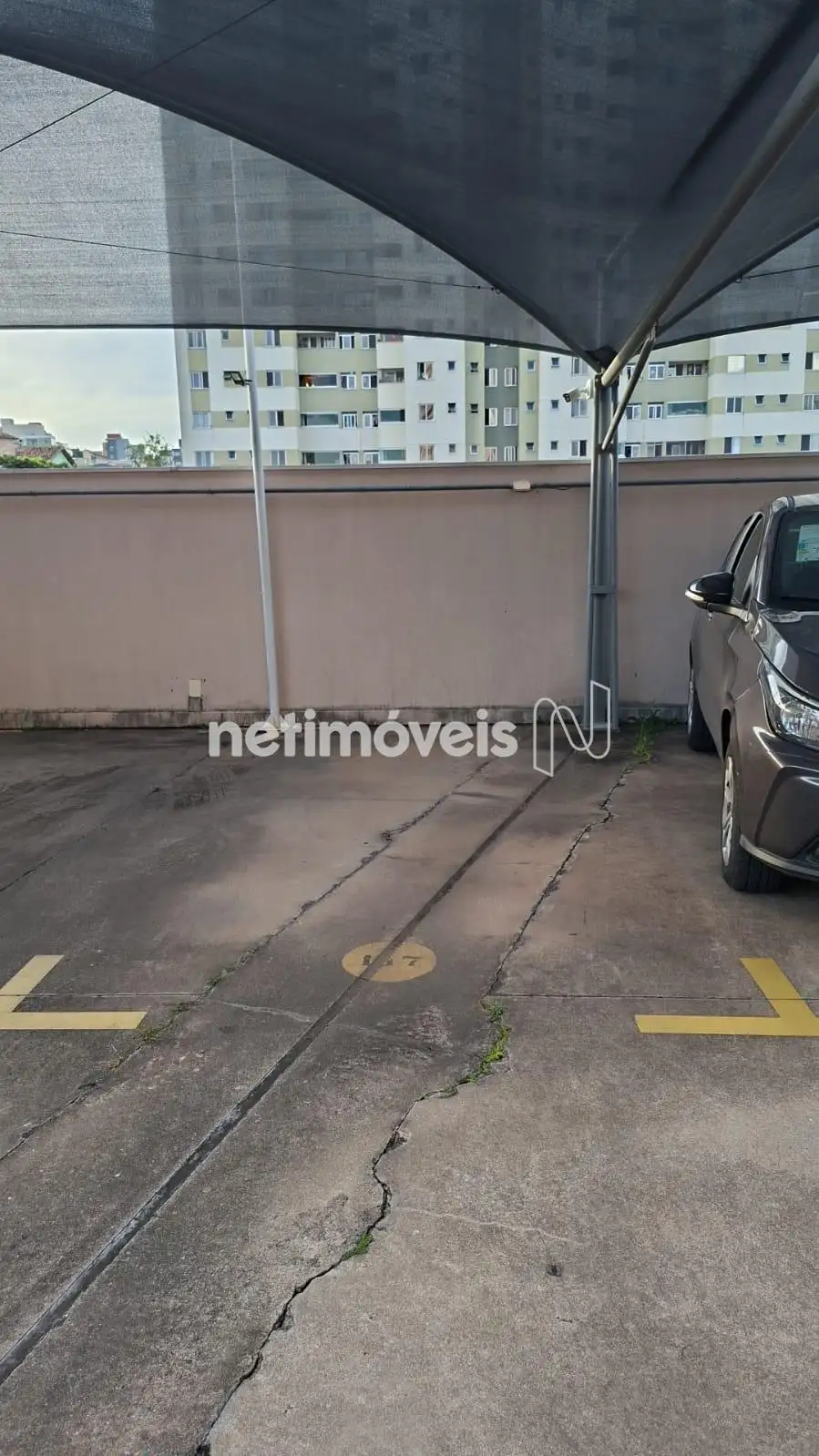 Vaga de estacionamento demarcada coberta