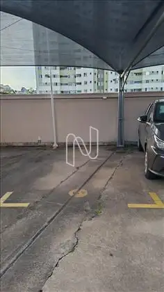  Vaga de estacionamento demarcada coberta