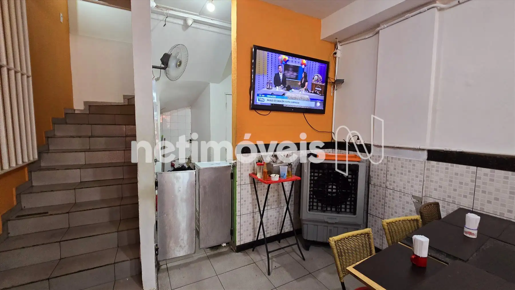 Escada e entrada para cozinha