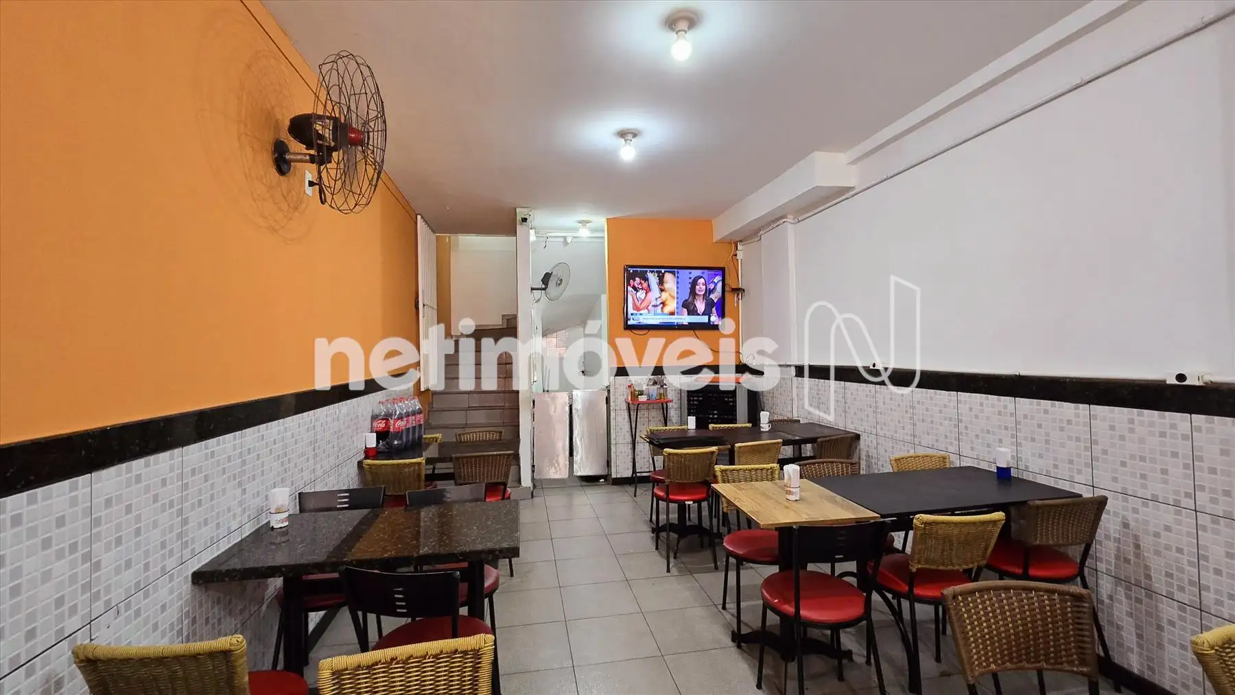 área com mesas para clientes da lanchonete