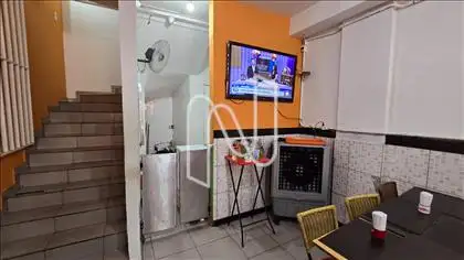 Escada e entrada para cozinha