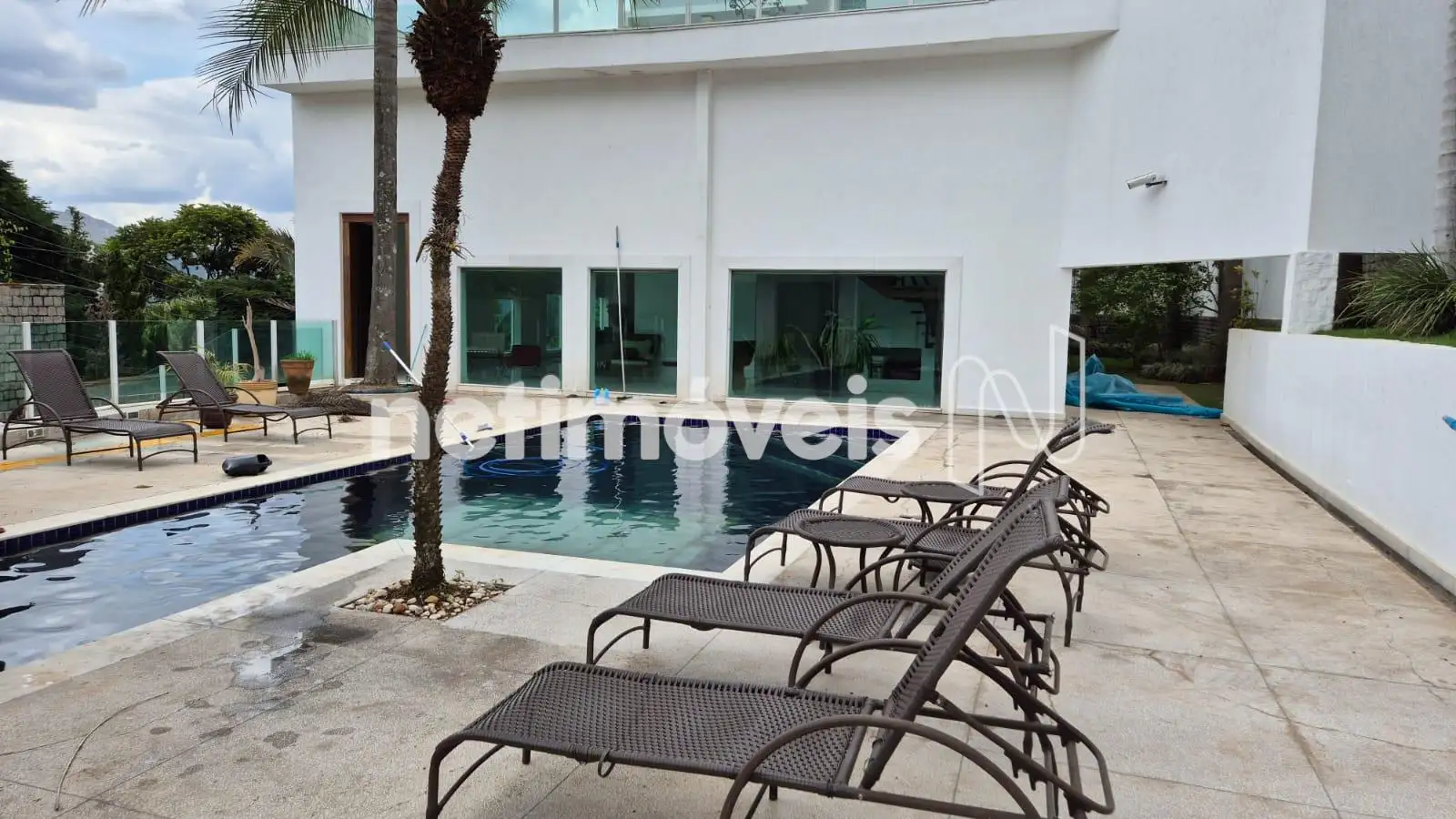 Área de lazer com piscina