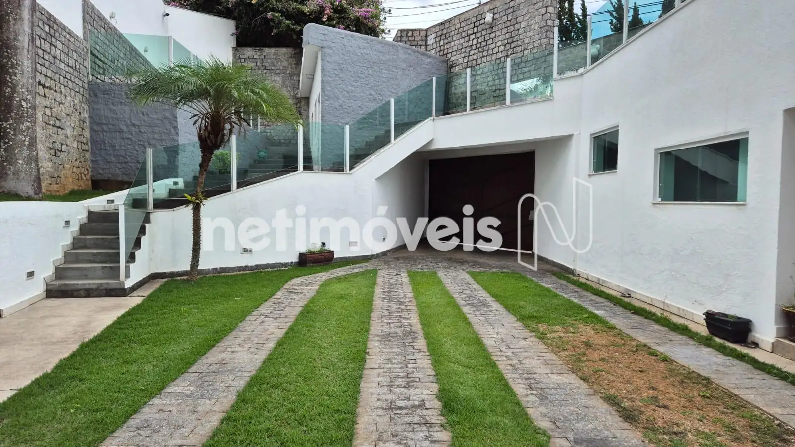 Entrada garagem e acima área livre. 