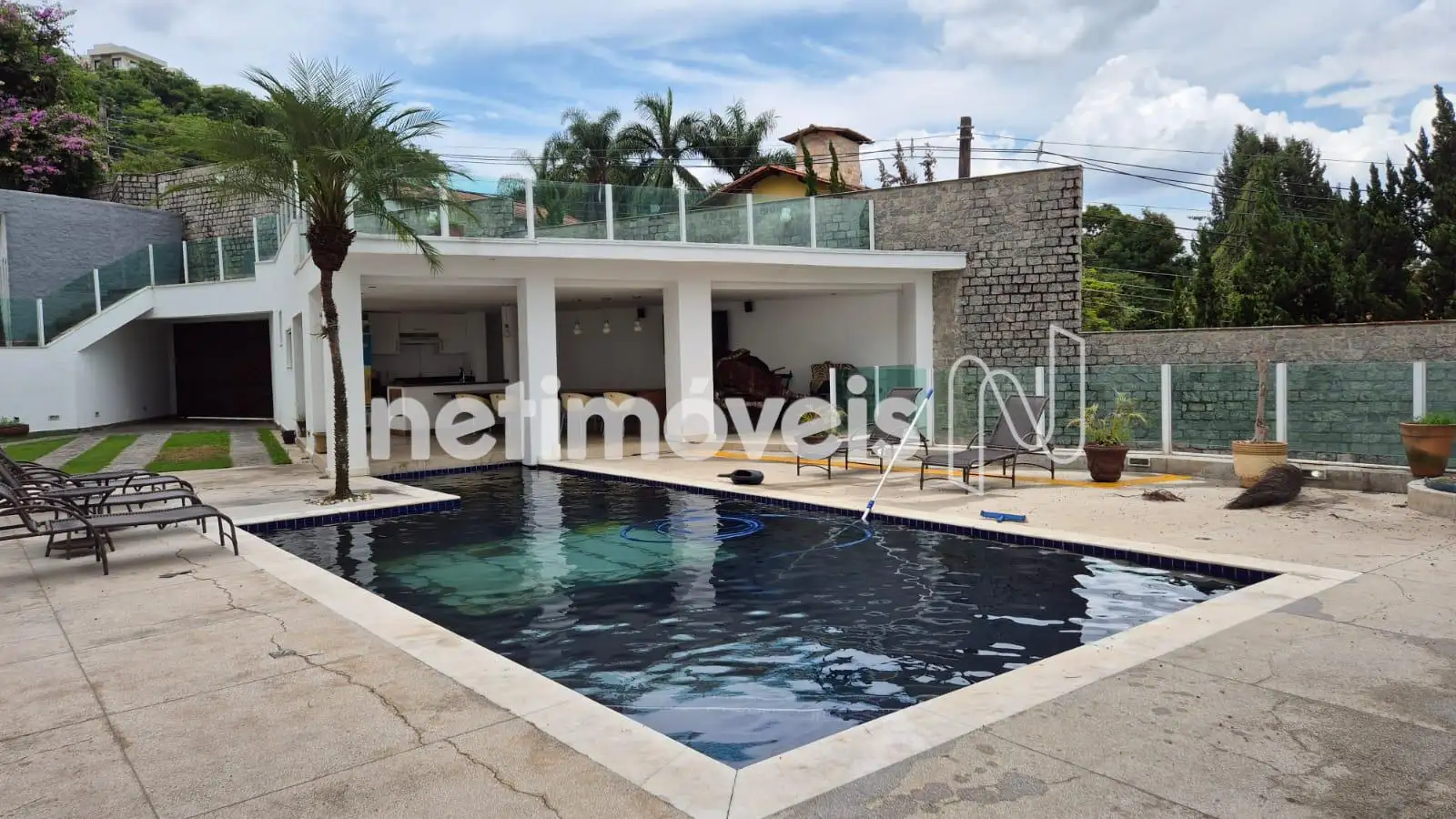 Espaço de lazer com piscina