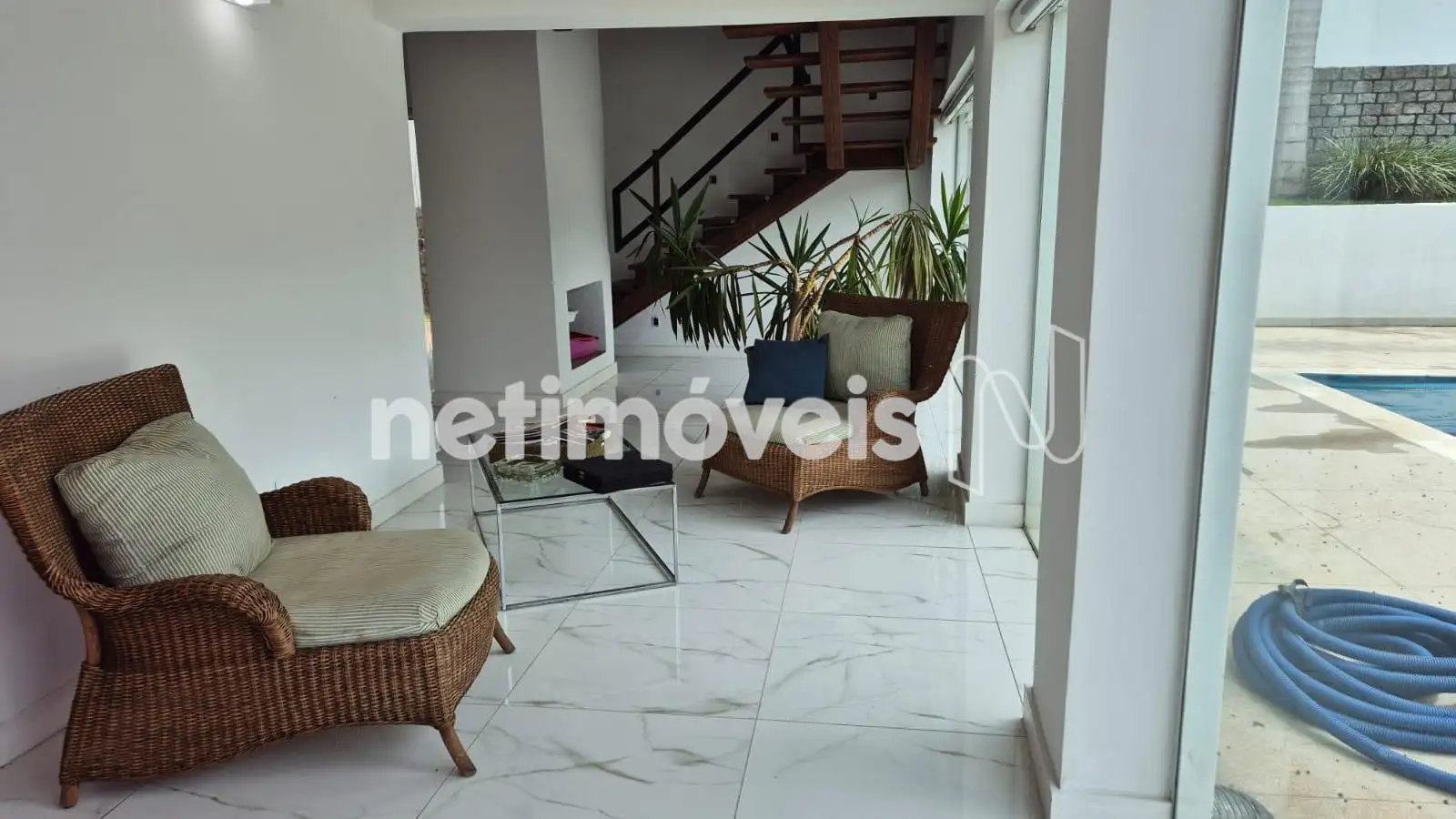 Espaço sala de estar visão p/ piscina