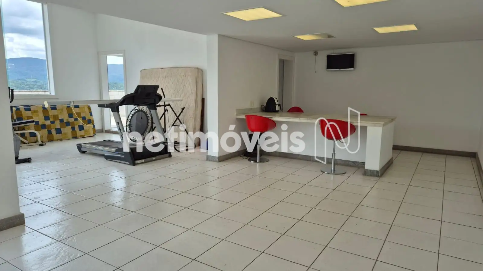 Salão para festas e espaço academia