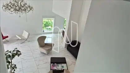 Espaço sala de estar pé direito alto