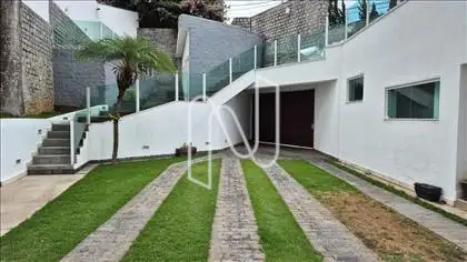 Entrada garagem e acima área livre. 