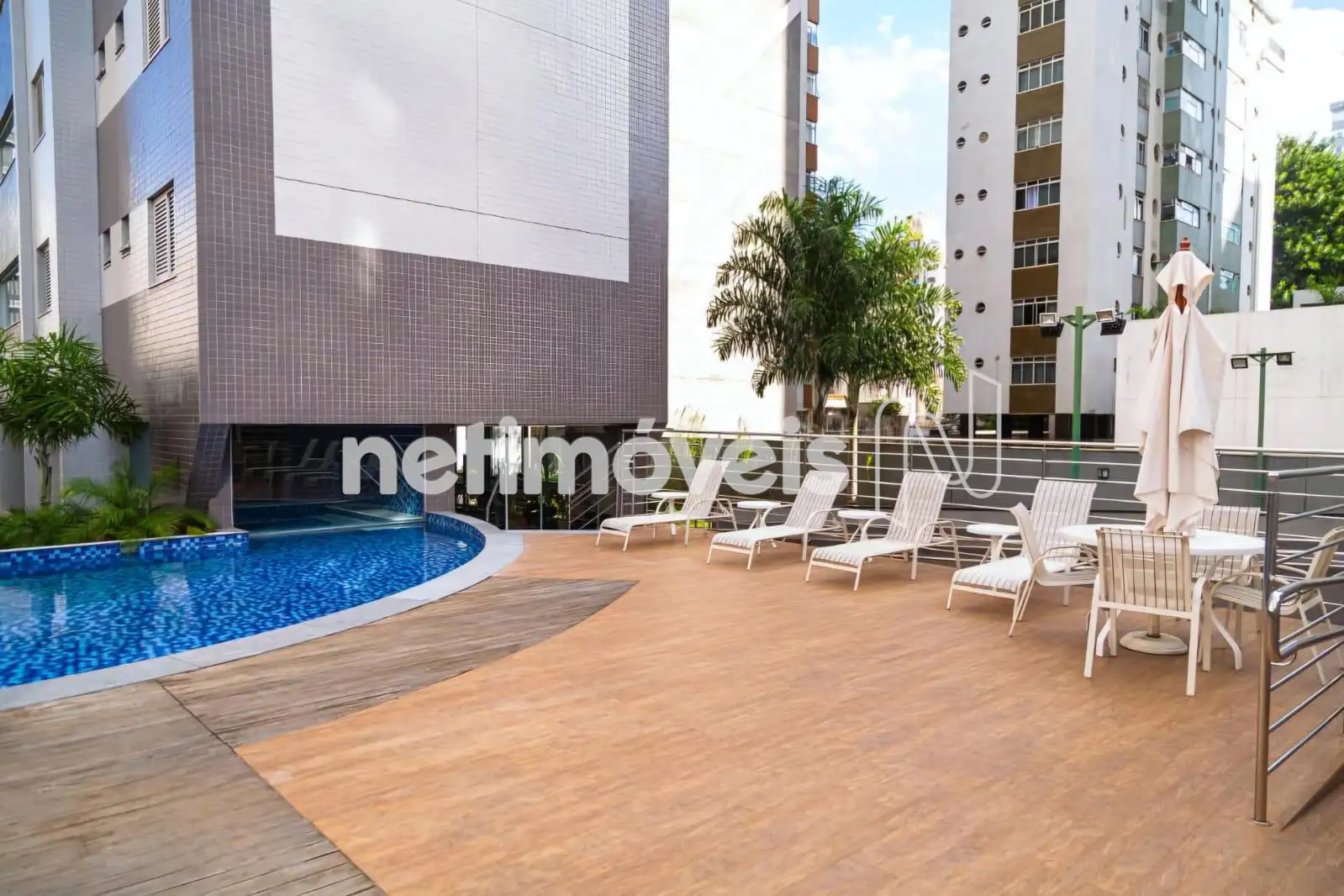 Piscina, deck com espreguiçadeiras