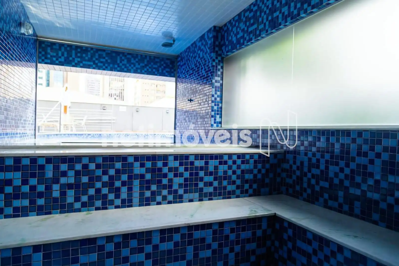 Sauna com vista para piscina