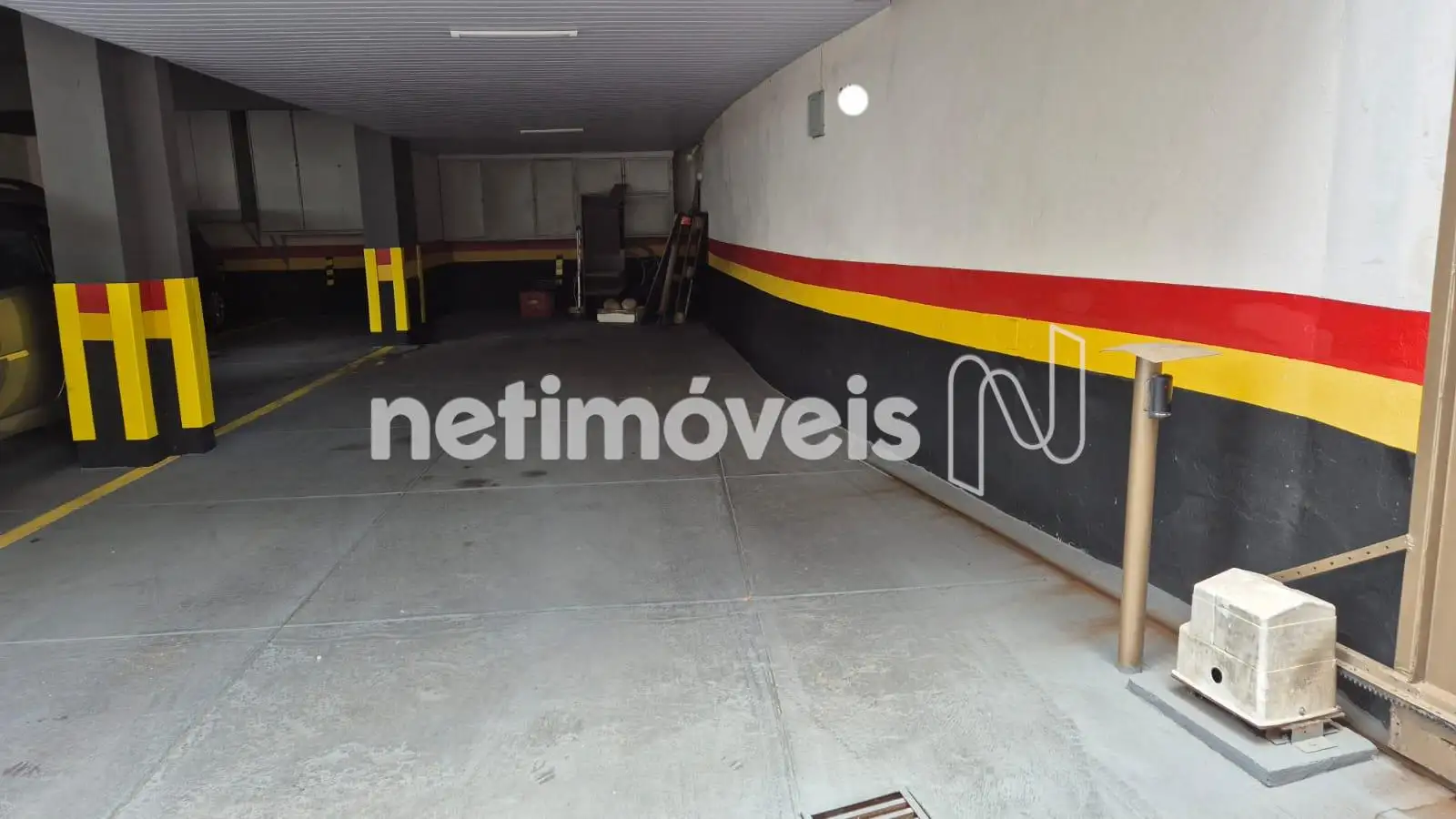 2 vagas em linha cobertas e demarcadas