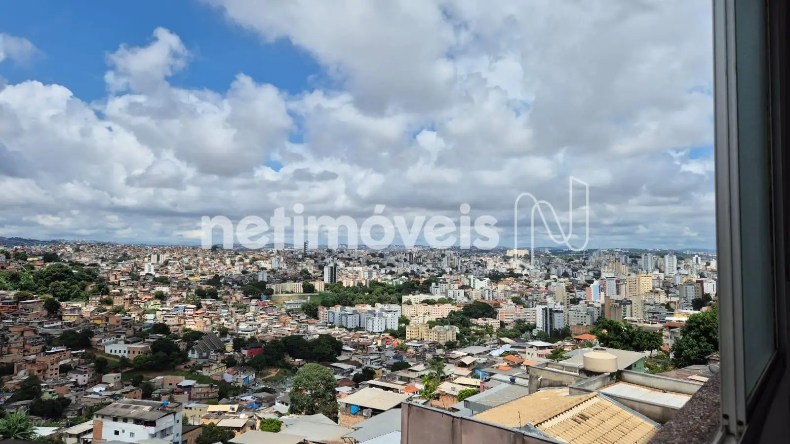 Vista da área de serviço para a cidade