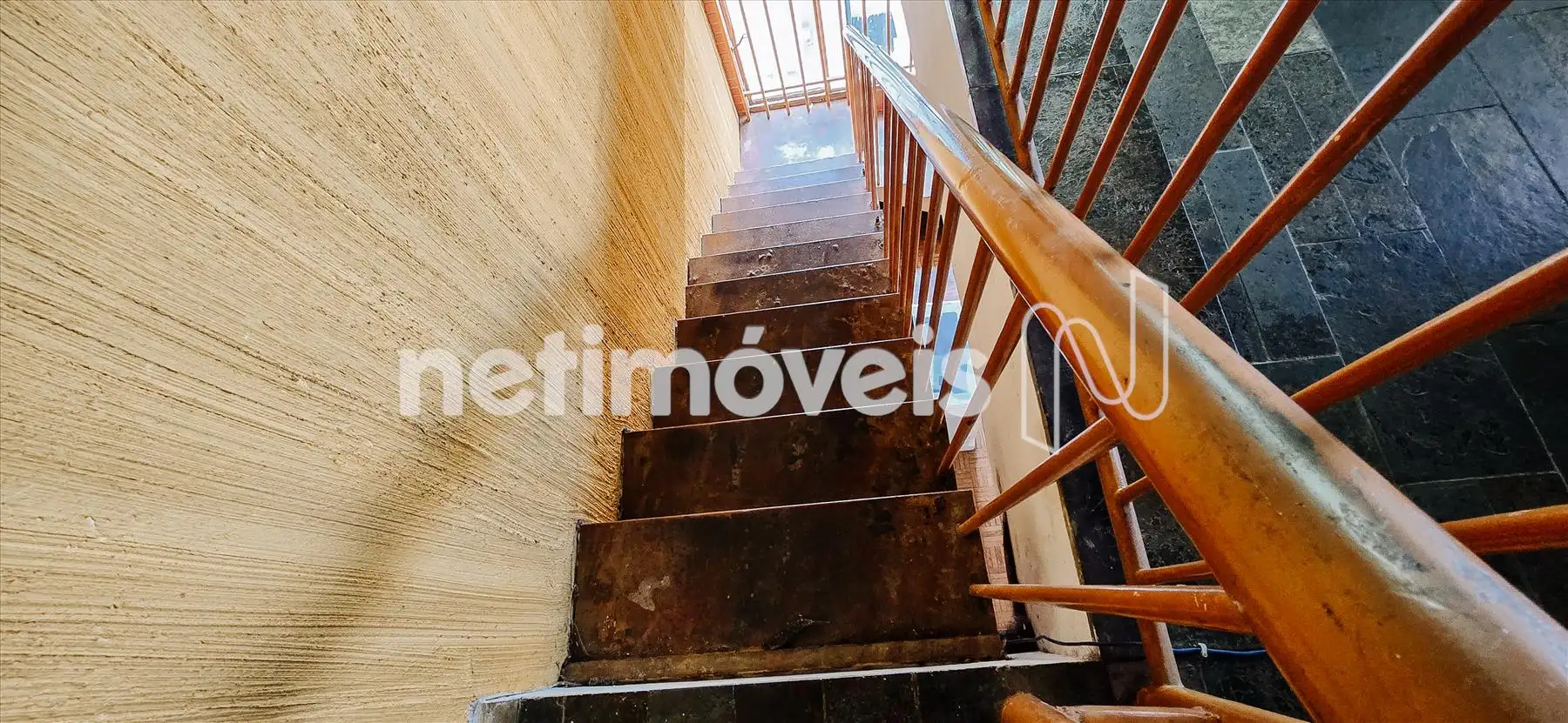 Escada para o 2o pavimento do apartamento