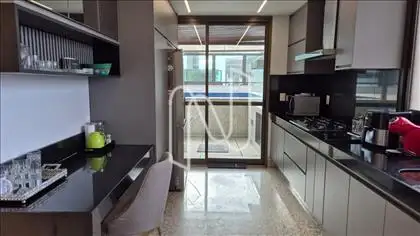 Cozinha com passagem área da piscina