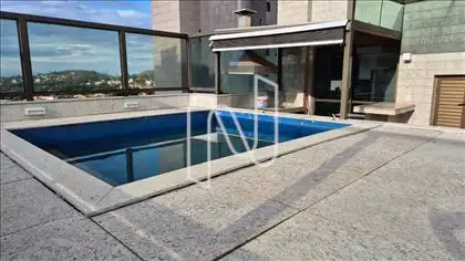 Área livre com churrasqueira e piscina