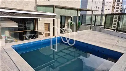 Área livre com churrasqueira e piscina