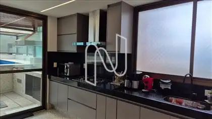 Cozinha com passagem área da piscina