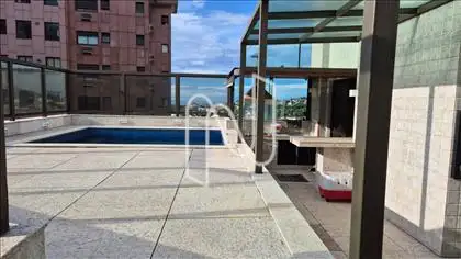 Área livre com churrasqueira e piscina
