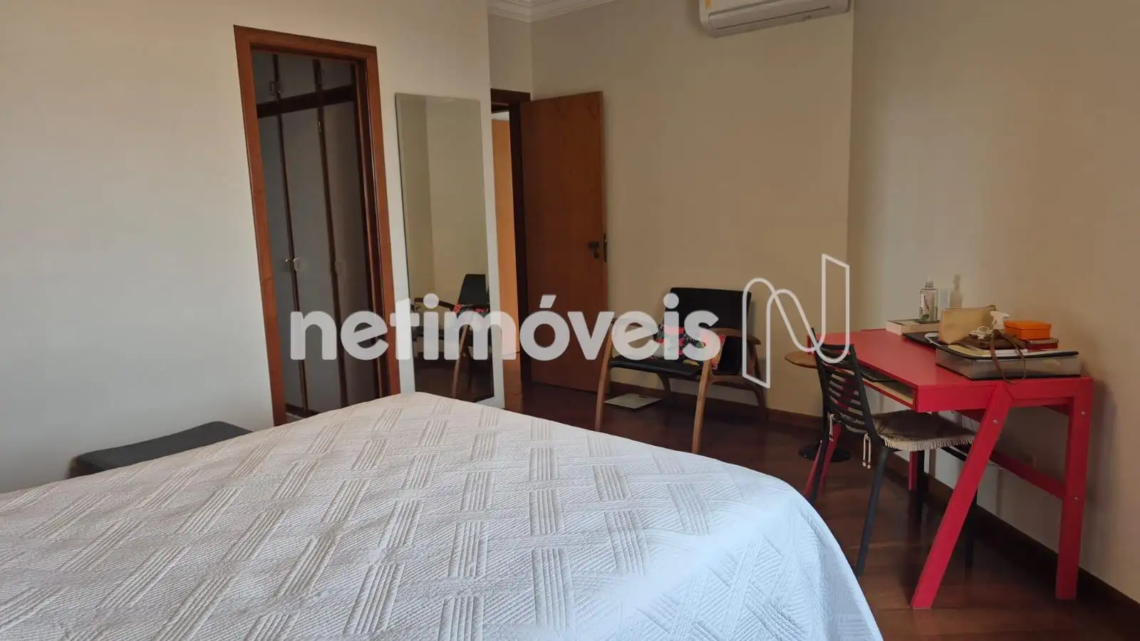 Suíte casal com closet