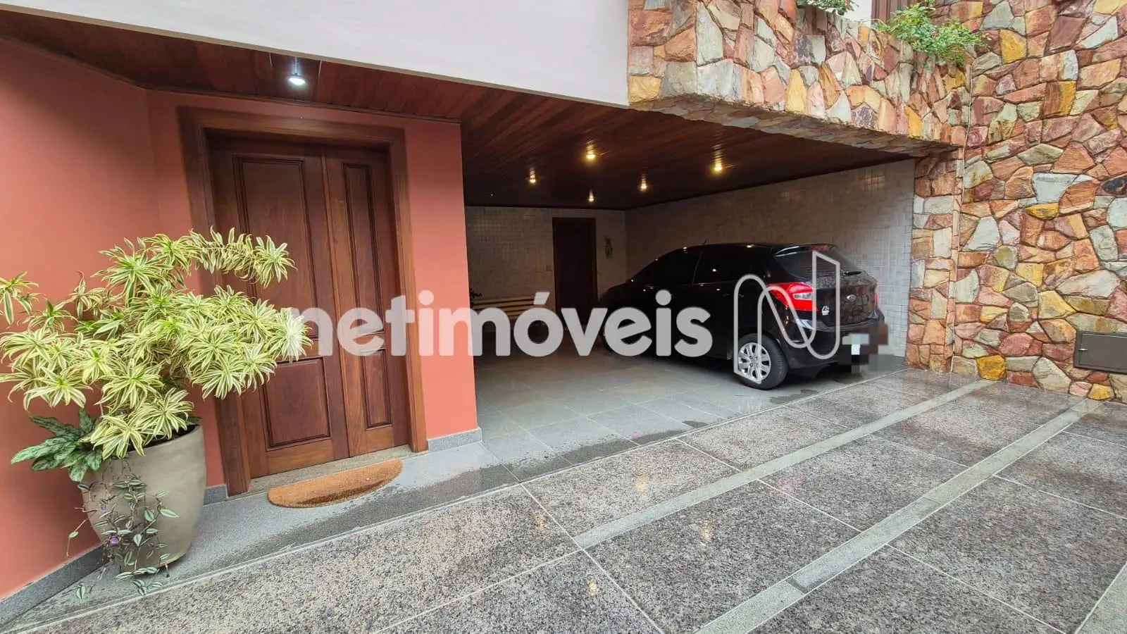 Entrada principal e garagem