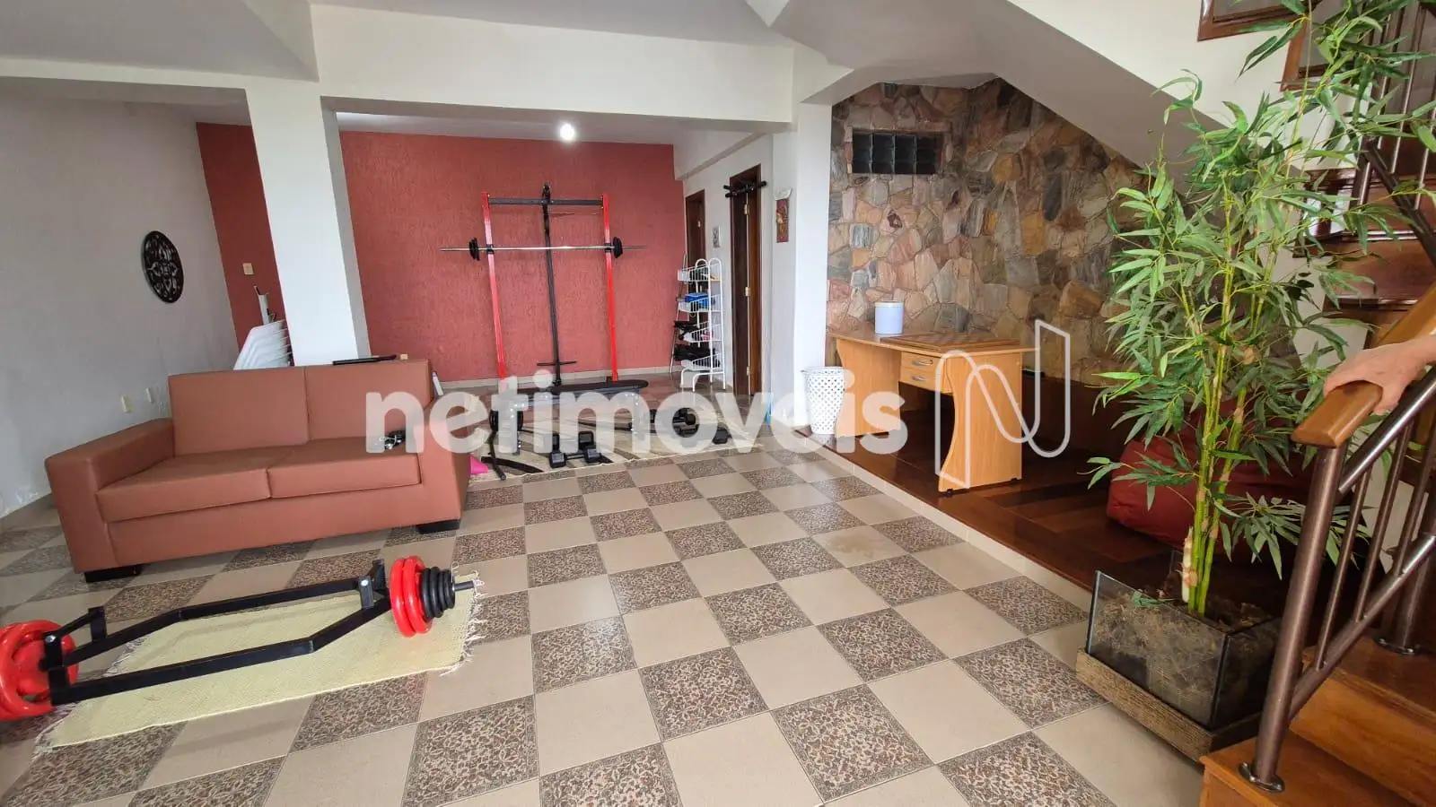 Sala ampla usada para academia e lavabo